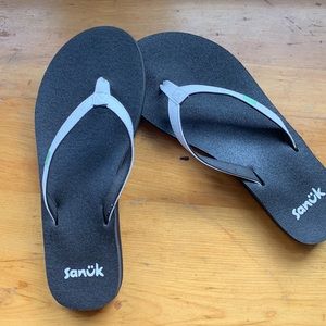 Yoga Joy Thin Strap Flip Flop size 6 by Sanuk